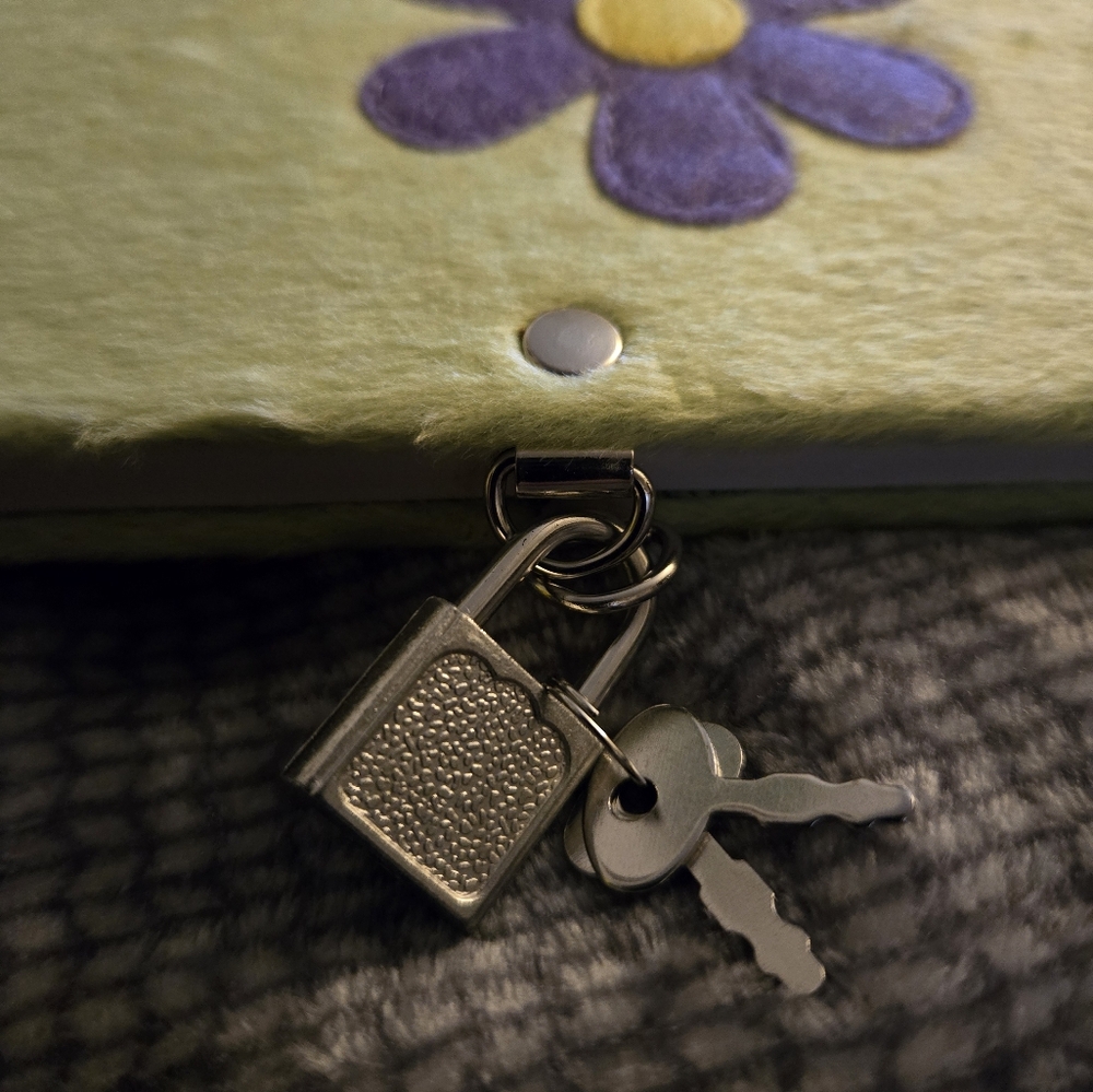 Locked Plush Flower Diary 41/2" x 5/8" x 57/8" high - Picture 4 of 4
